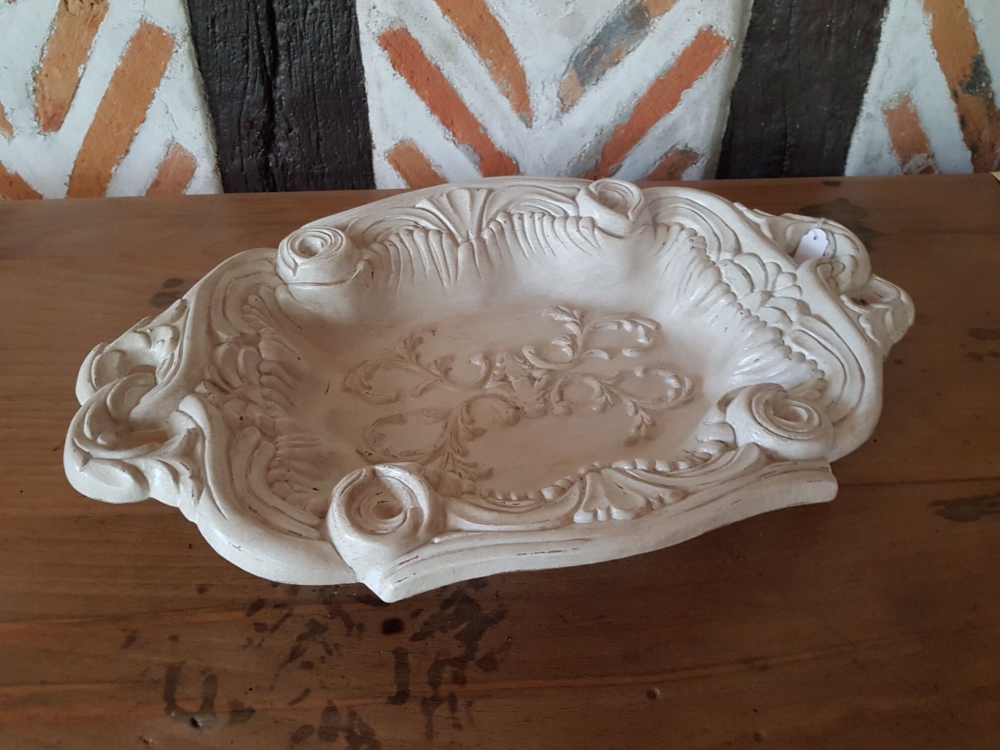 Dish patinated off-white
