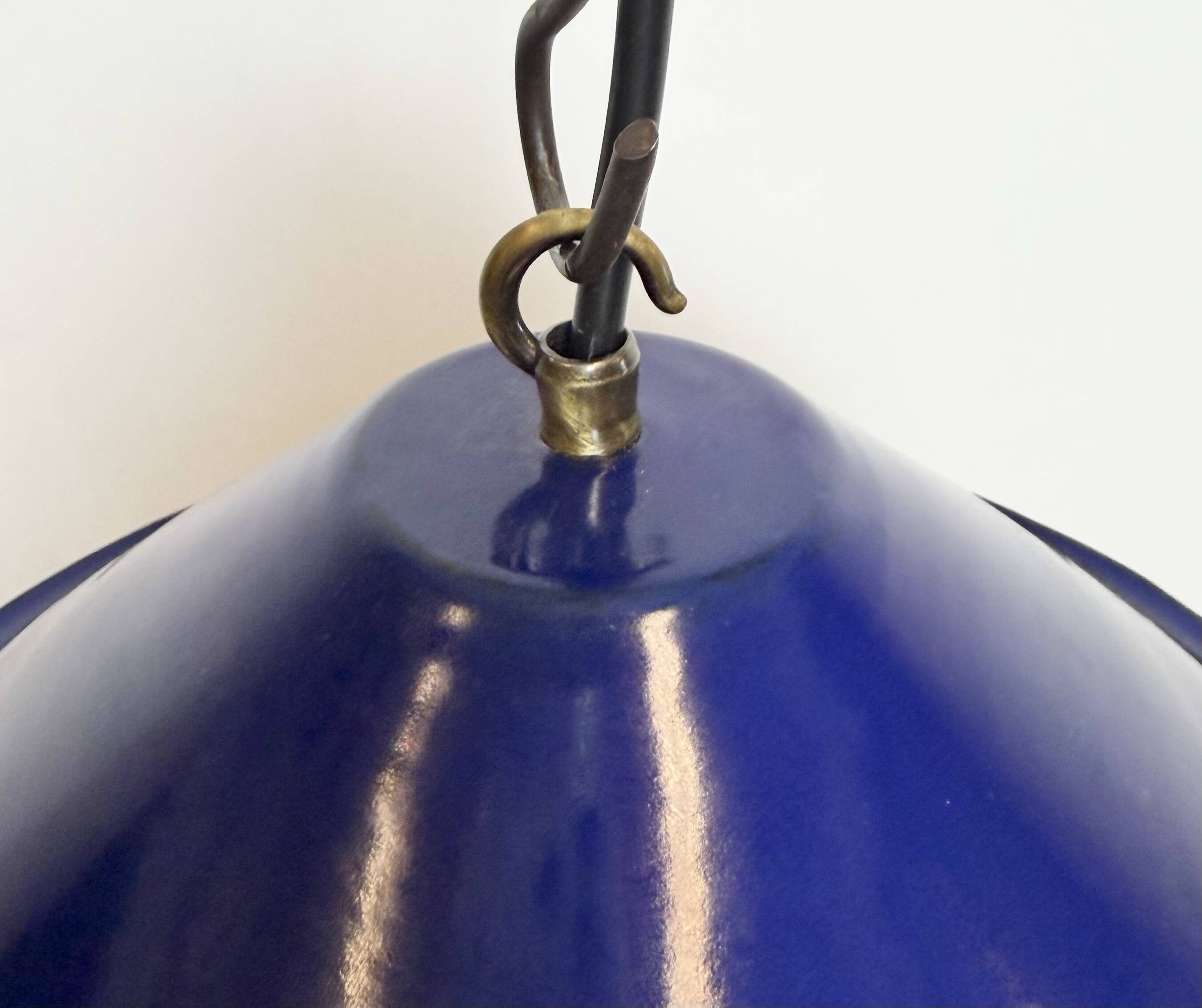 Lampe suspendue industrielle en émail bleu britannique, années 1950