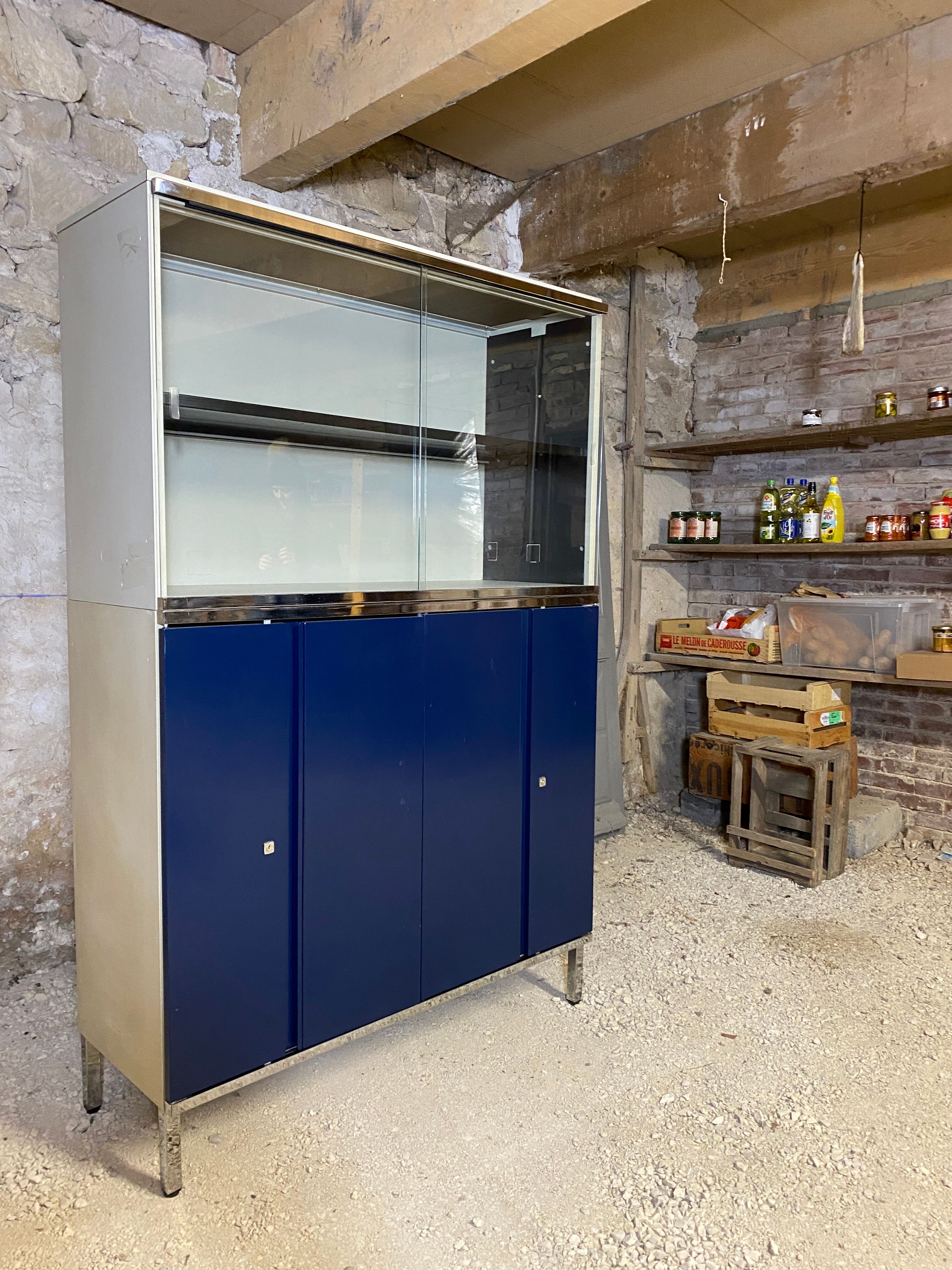 Filing cabinet with suspended back