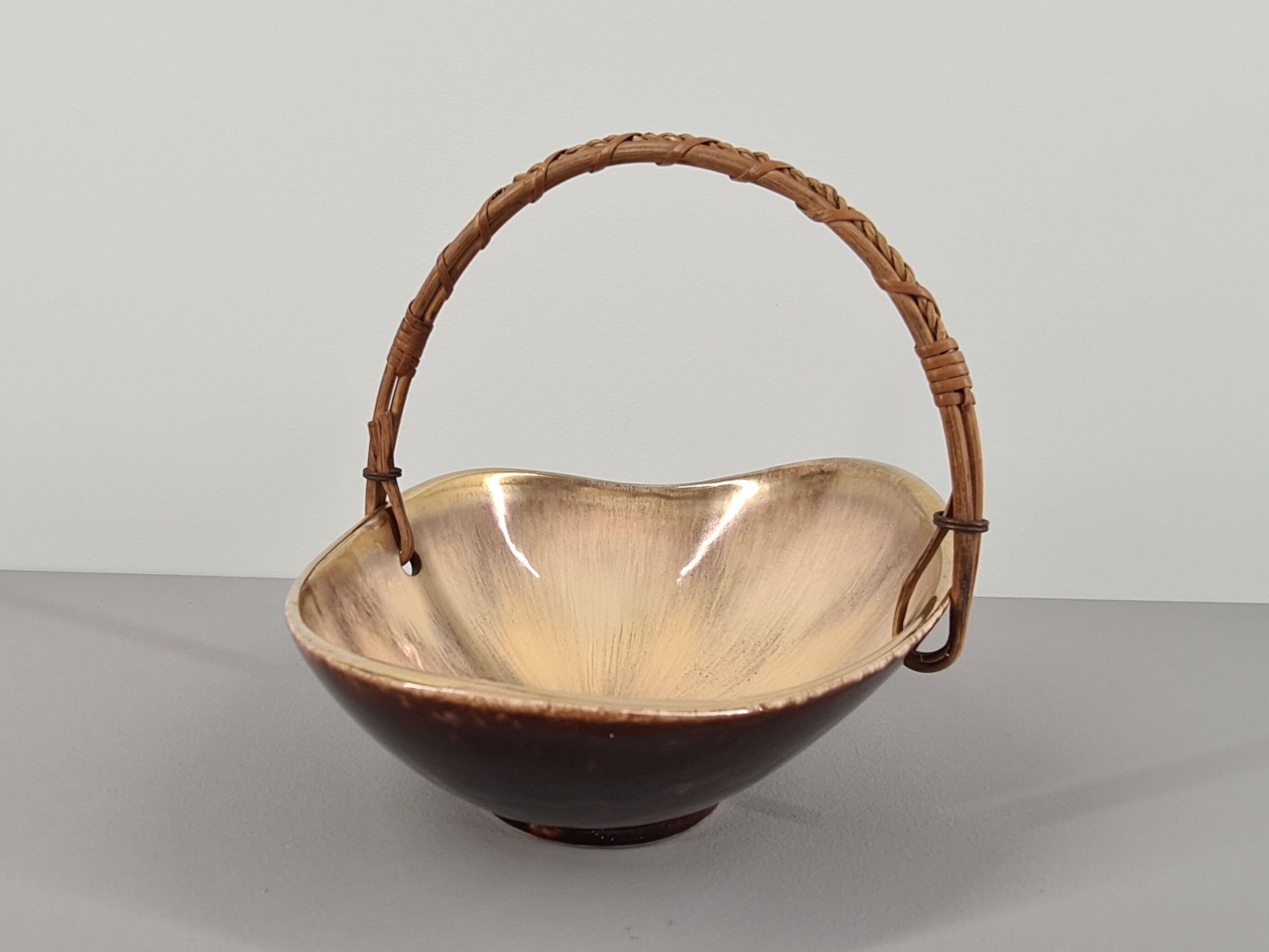 Iridescent ceramic cup or basket / signed / 50s / mid-century / vintage / xxth century