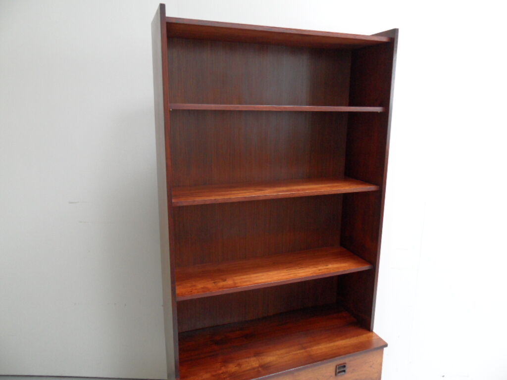 Bibliothèque ouverte de milieu de siècle avec tiroirs