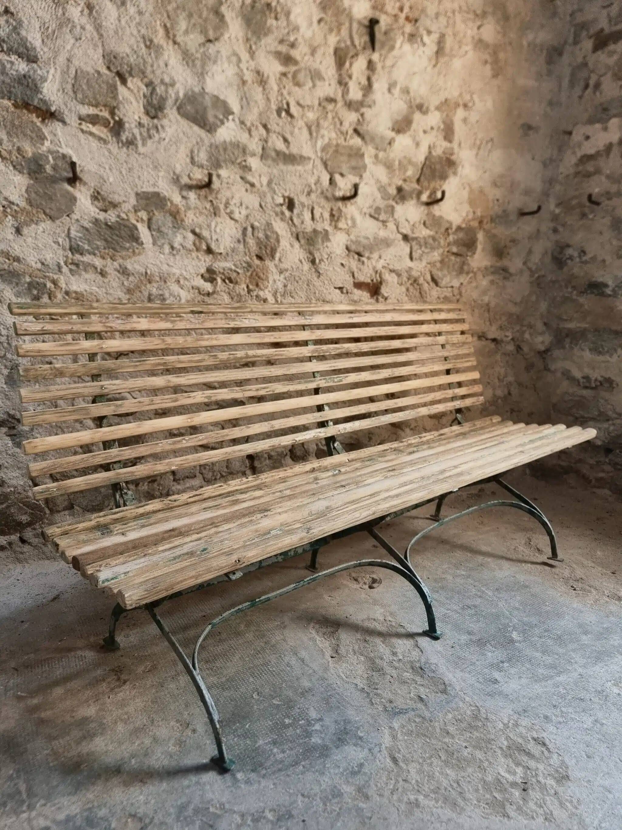 Banc de jardin pliant français ancien, pin et cadre en fer riveté