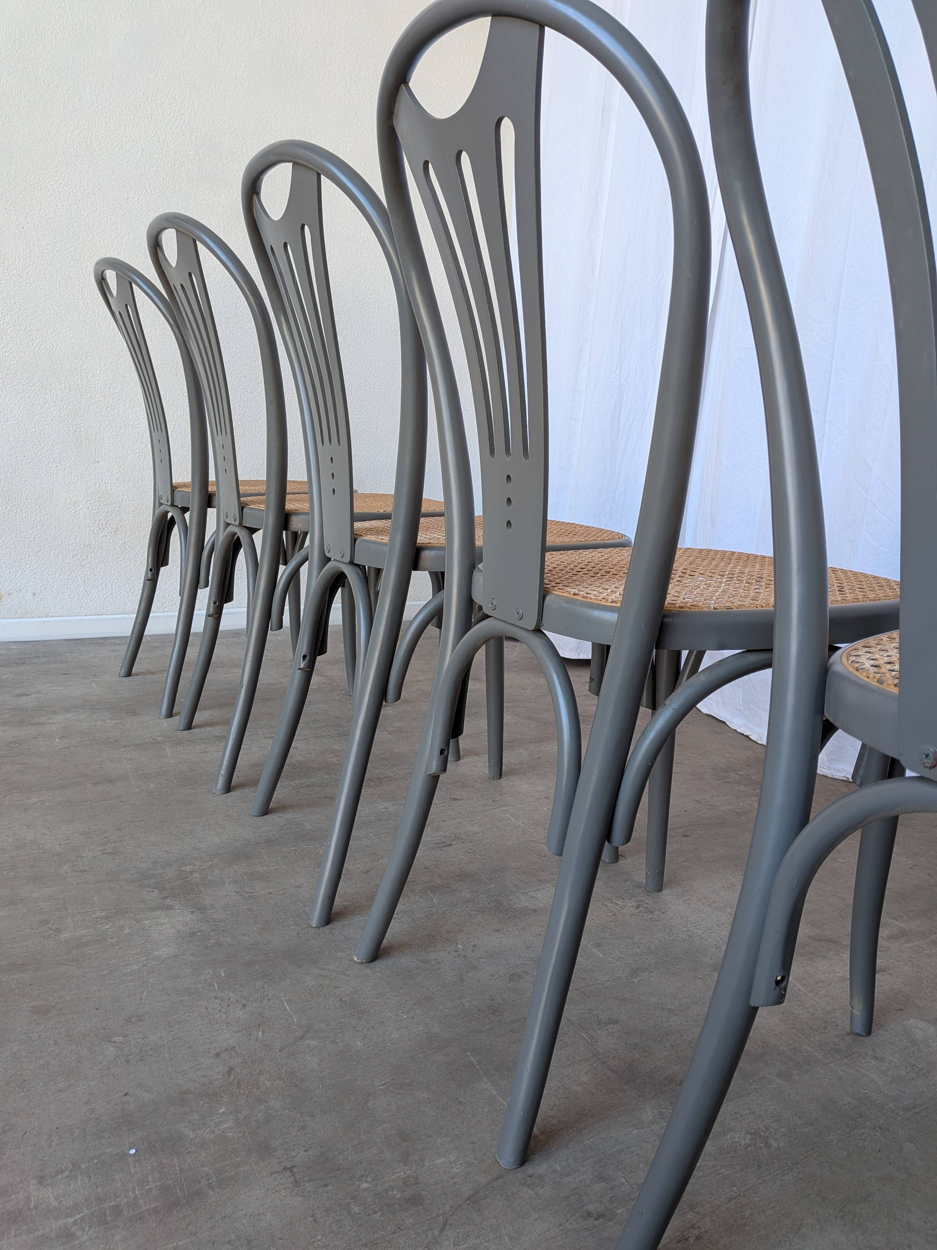 Ensemble de 6 chaises de salle à manger vintage grises en bois cintré : style Thonet, assise en cannage.