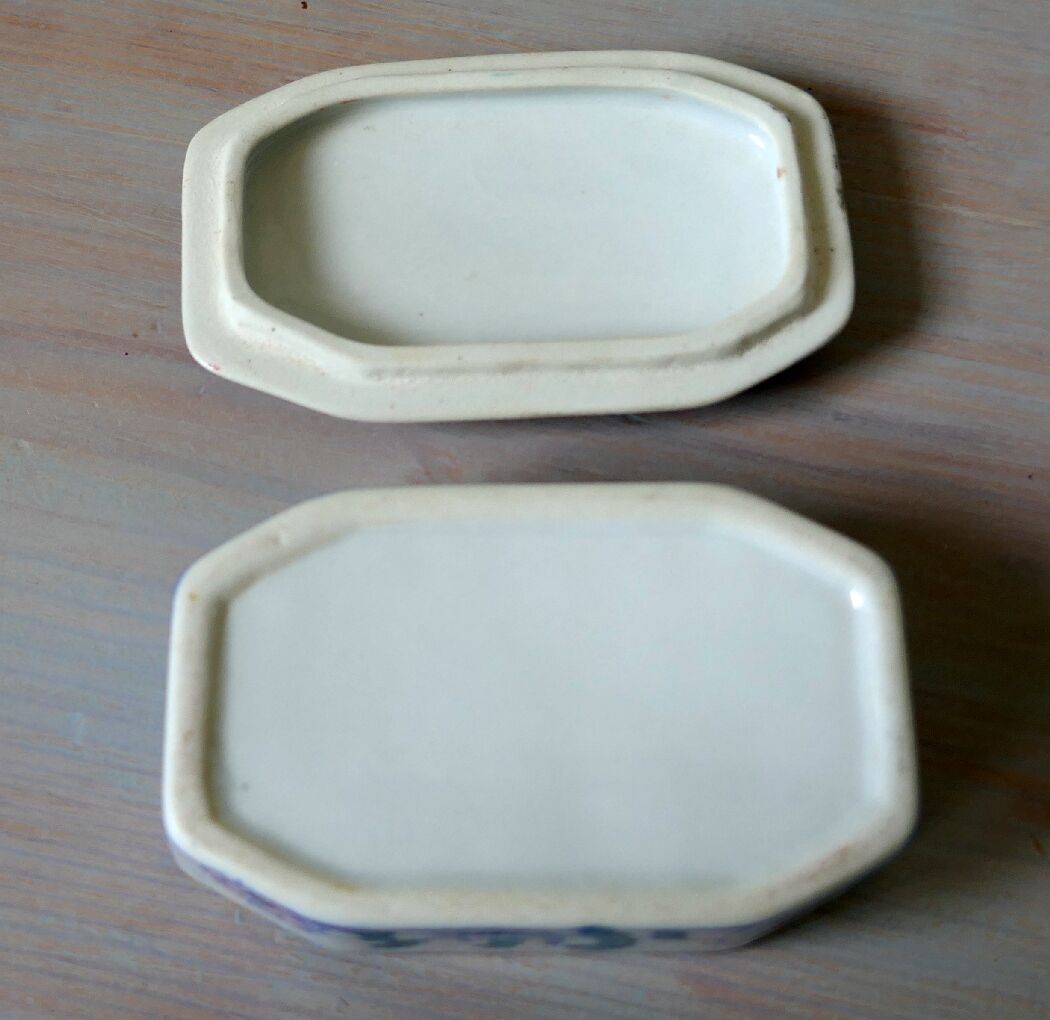 White ceramic box with stylized flower decoration Dimensions: H3 x L8 x P5
