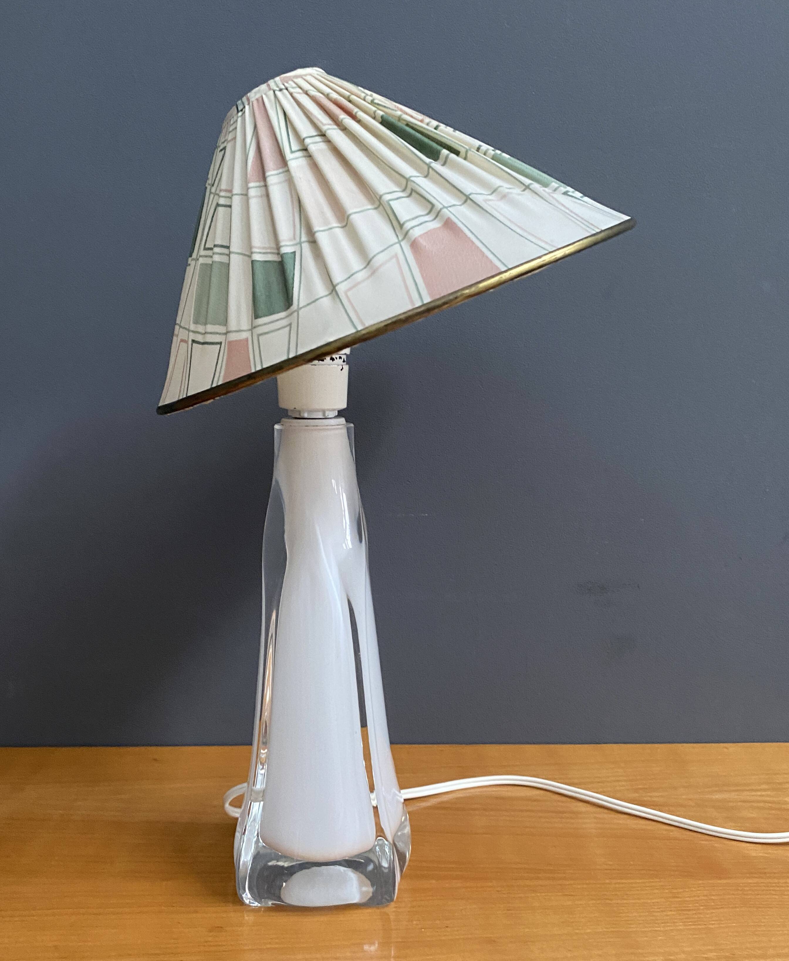 Lampe de table en verre blanc, années 60