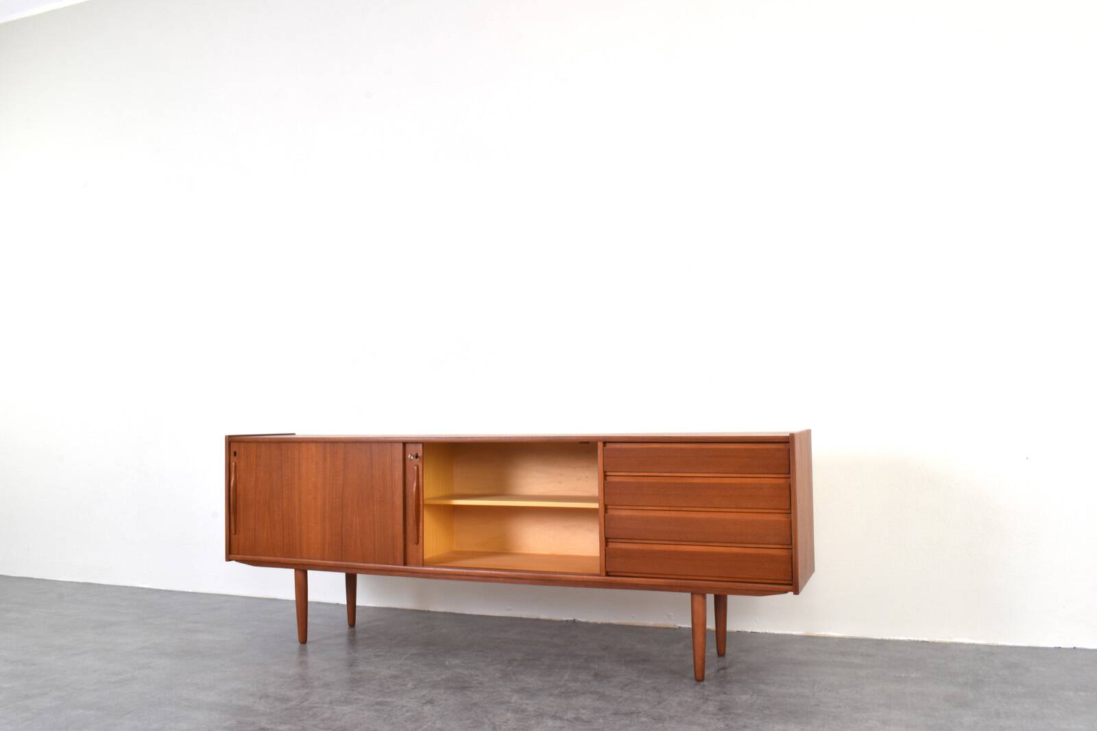 Buffet en teck danois du milieu du siècle, années 1960.