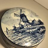 Delft porcelain candy box