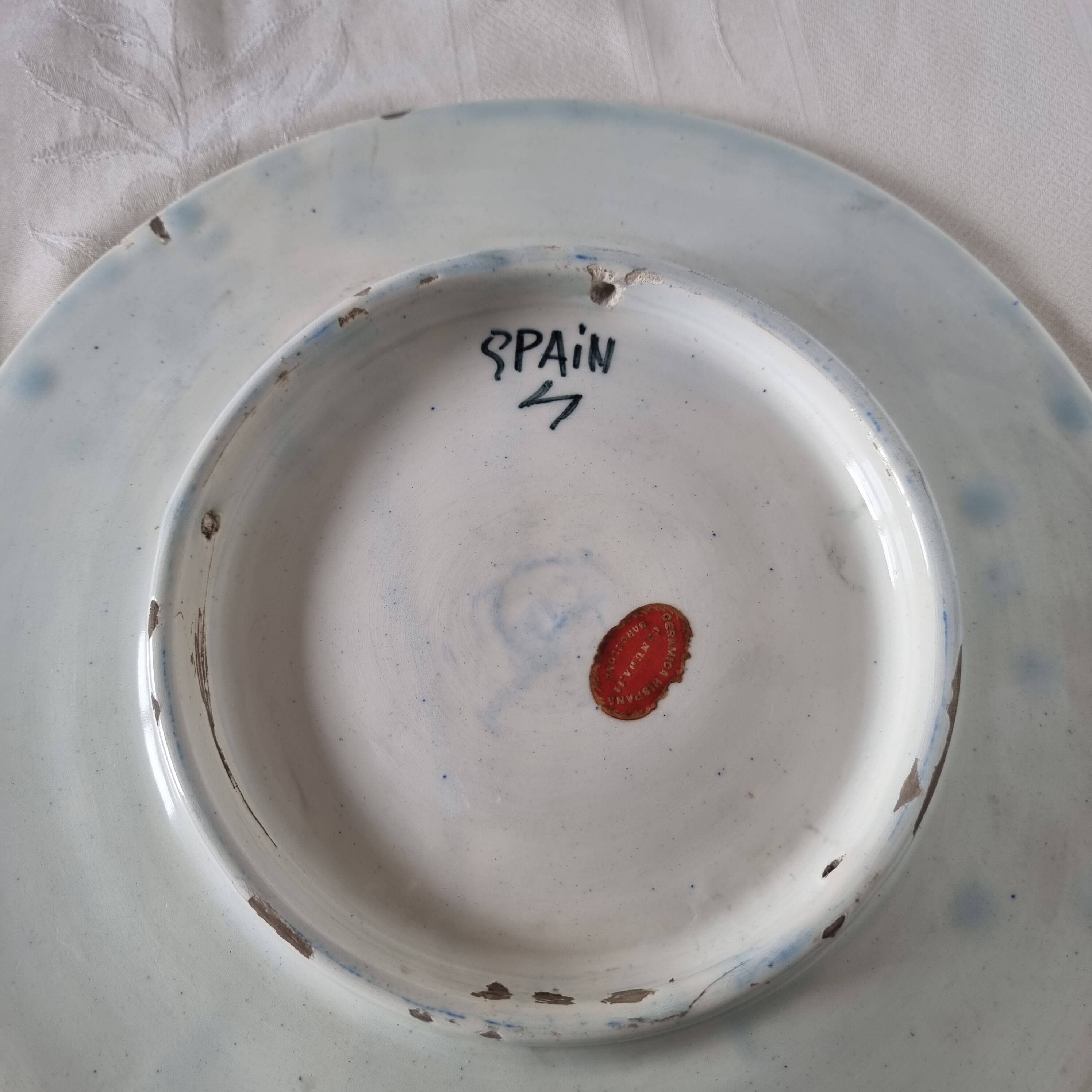 Ancienne assiette en céramique ou faïence espagnole fabriquée et peinte à la main Milieu du siècle