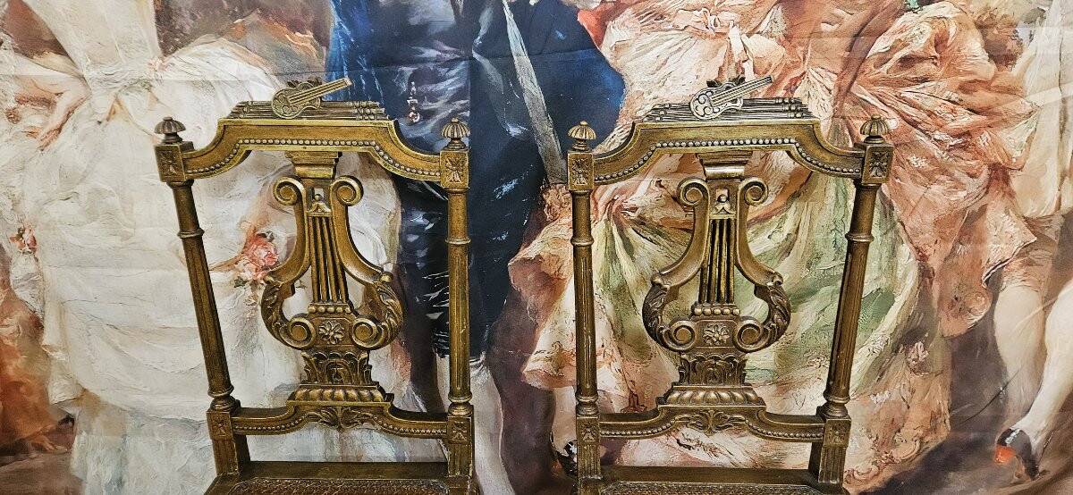 Paire de chaises de musiciens en bois sculpté et doré de style Louis XVI