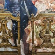 Paire de chaises de musiciens en bois sculpté et doré de style Louis XVI