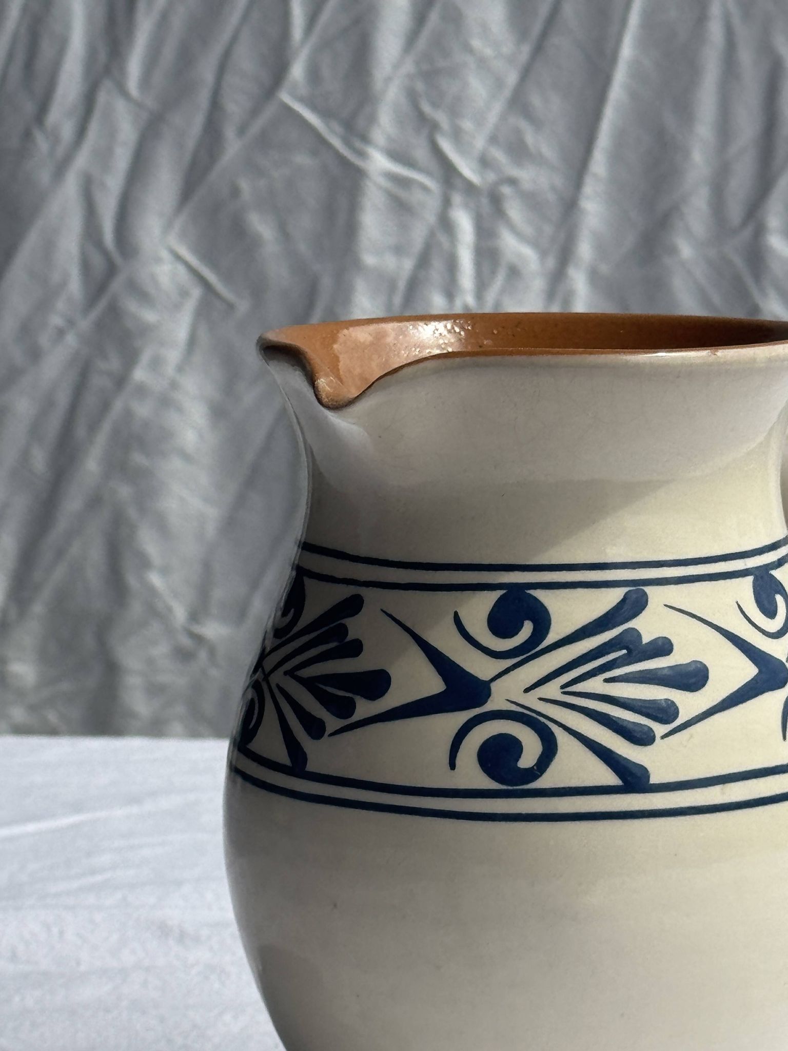 Pichet blanc vintage à frise végétale stylisée bleue H17,5