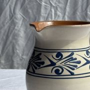 Pichet blanc vintage à frise végétale stylisée bleue H17,5