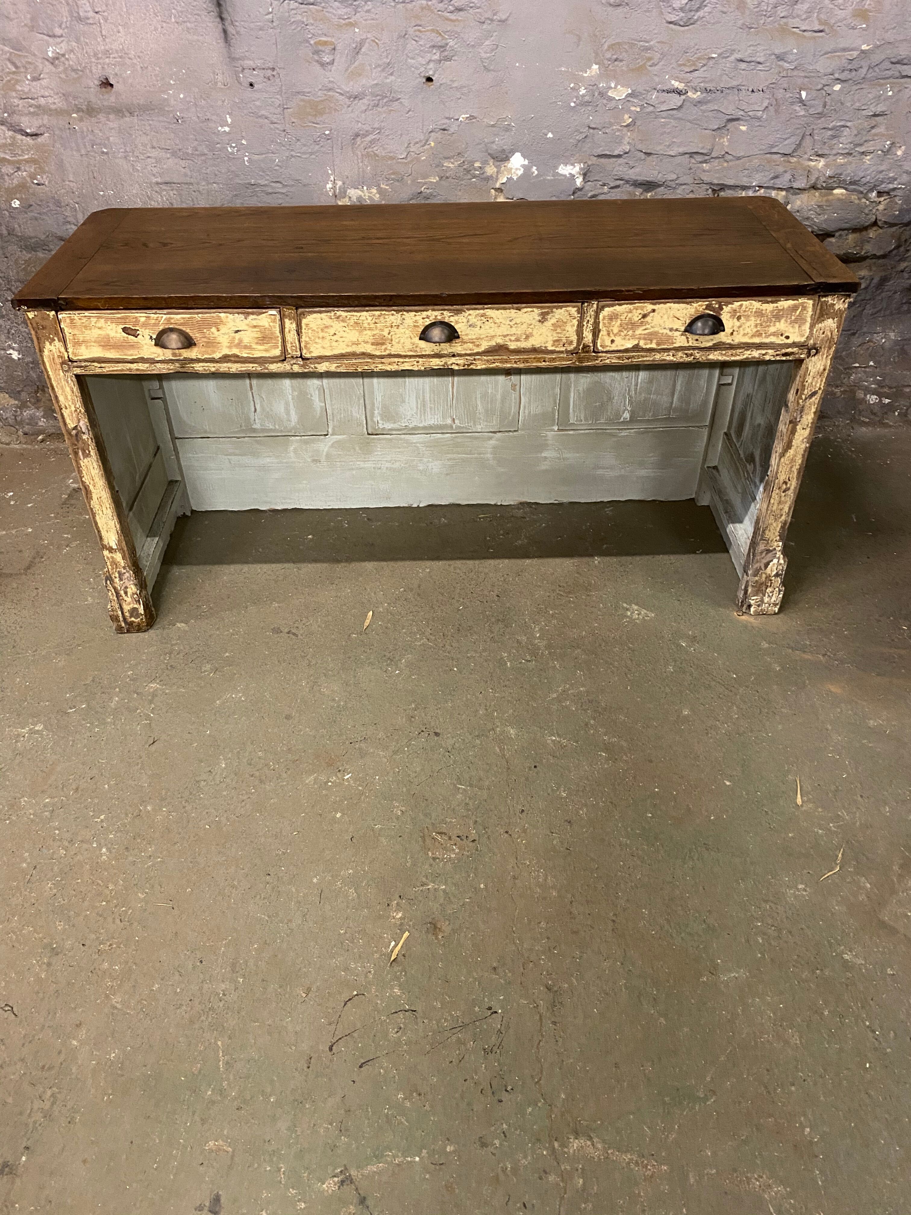 Ancien comptoir patiné