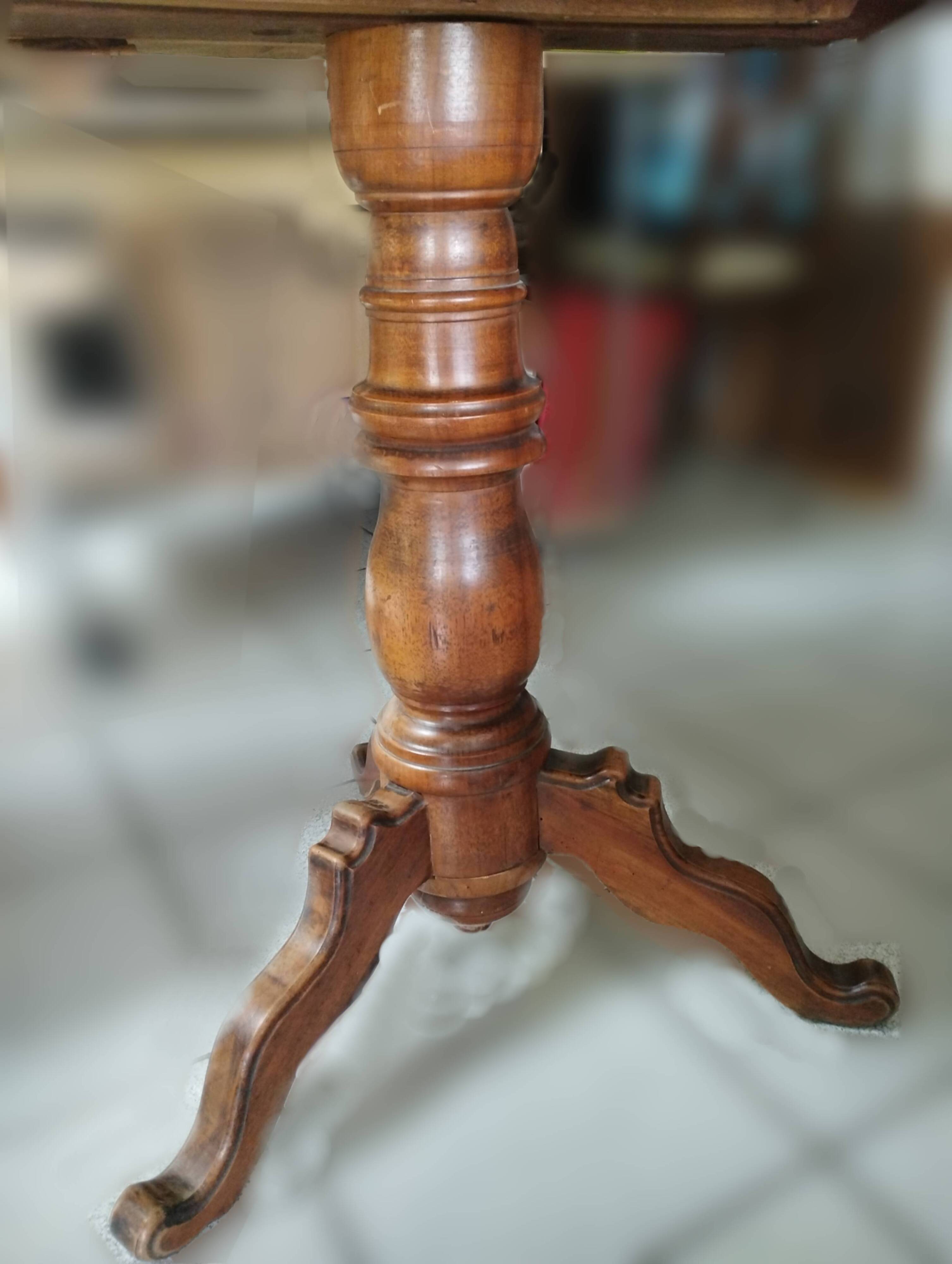 3-legged pedestal table in solid fruit wood