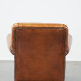 Fauteuil ancien en cuir de mouton couleur cognac