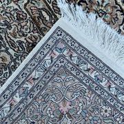 Tapis persan en soie noué à la main
