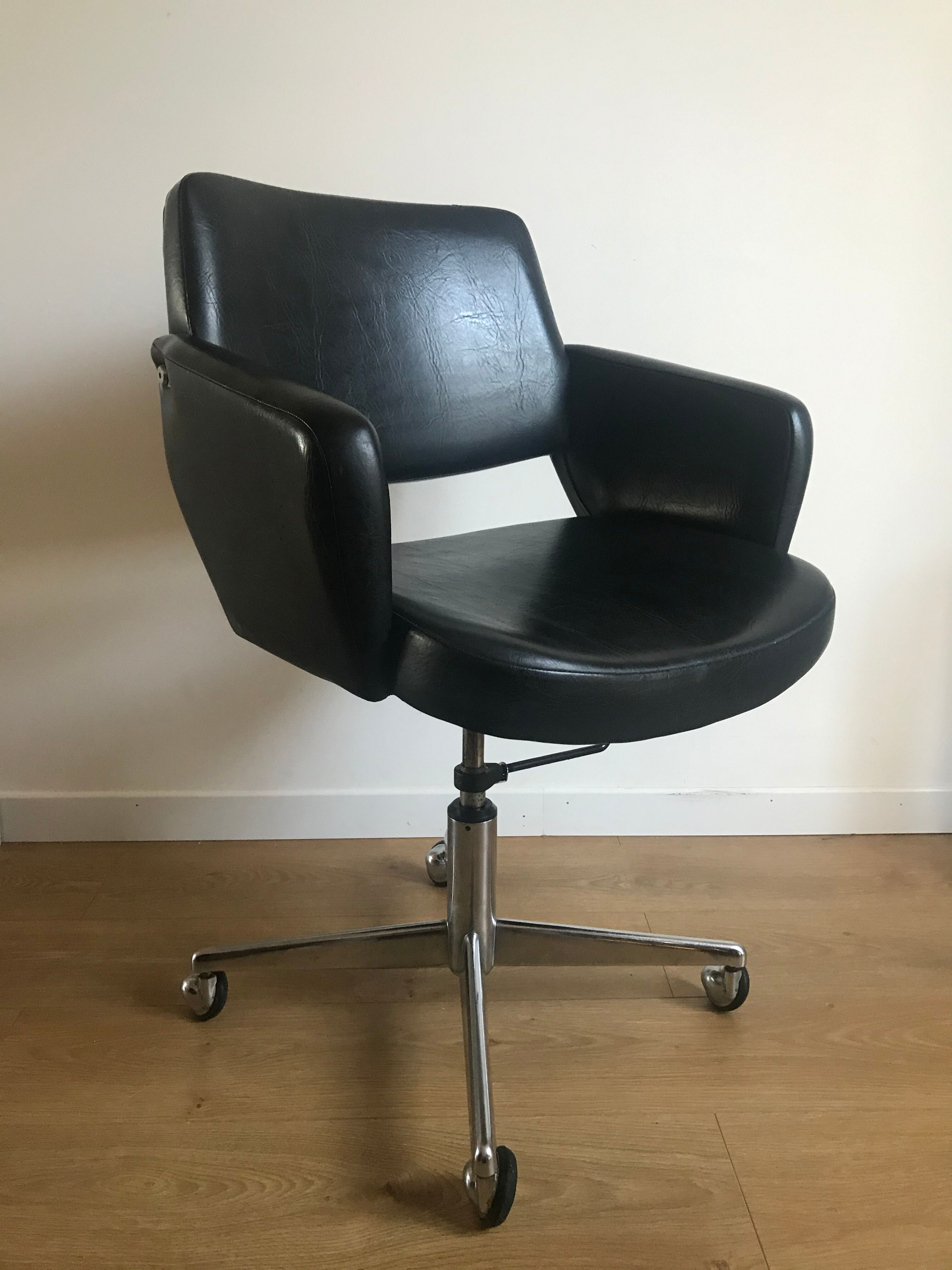 Fauteuil de bureau roulettes et skaï noir vers 1970