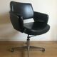 Fauteuil de bureau roulettes et skaï noir vers 1970
