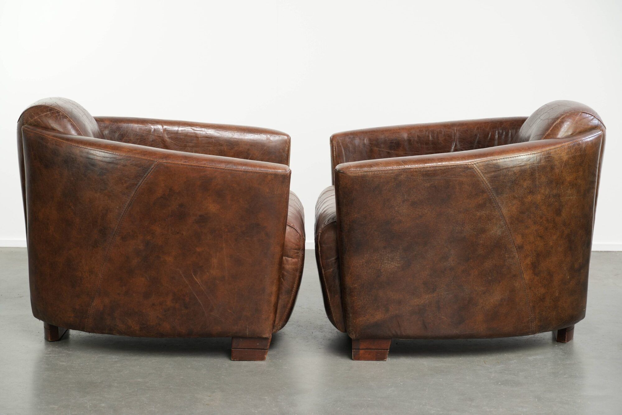 Ensemble de 2 fauteuils Aviateur en cuir de vachette dans une couleur marron chaud.
