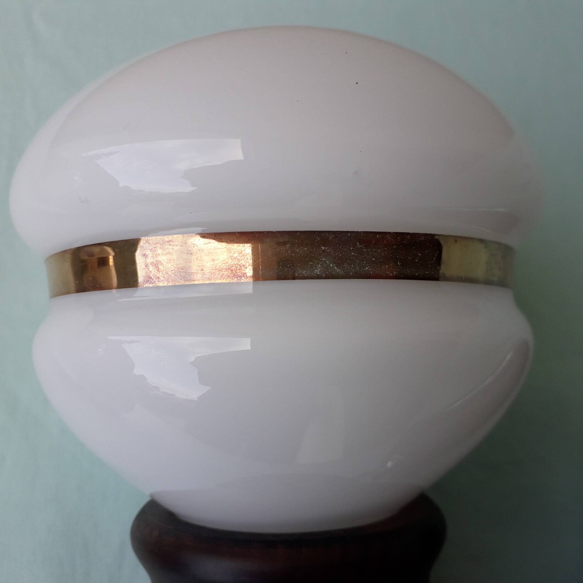 Paire d'appliques en métal chromé, bois et opaline