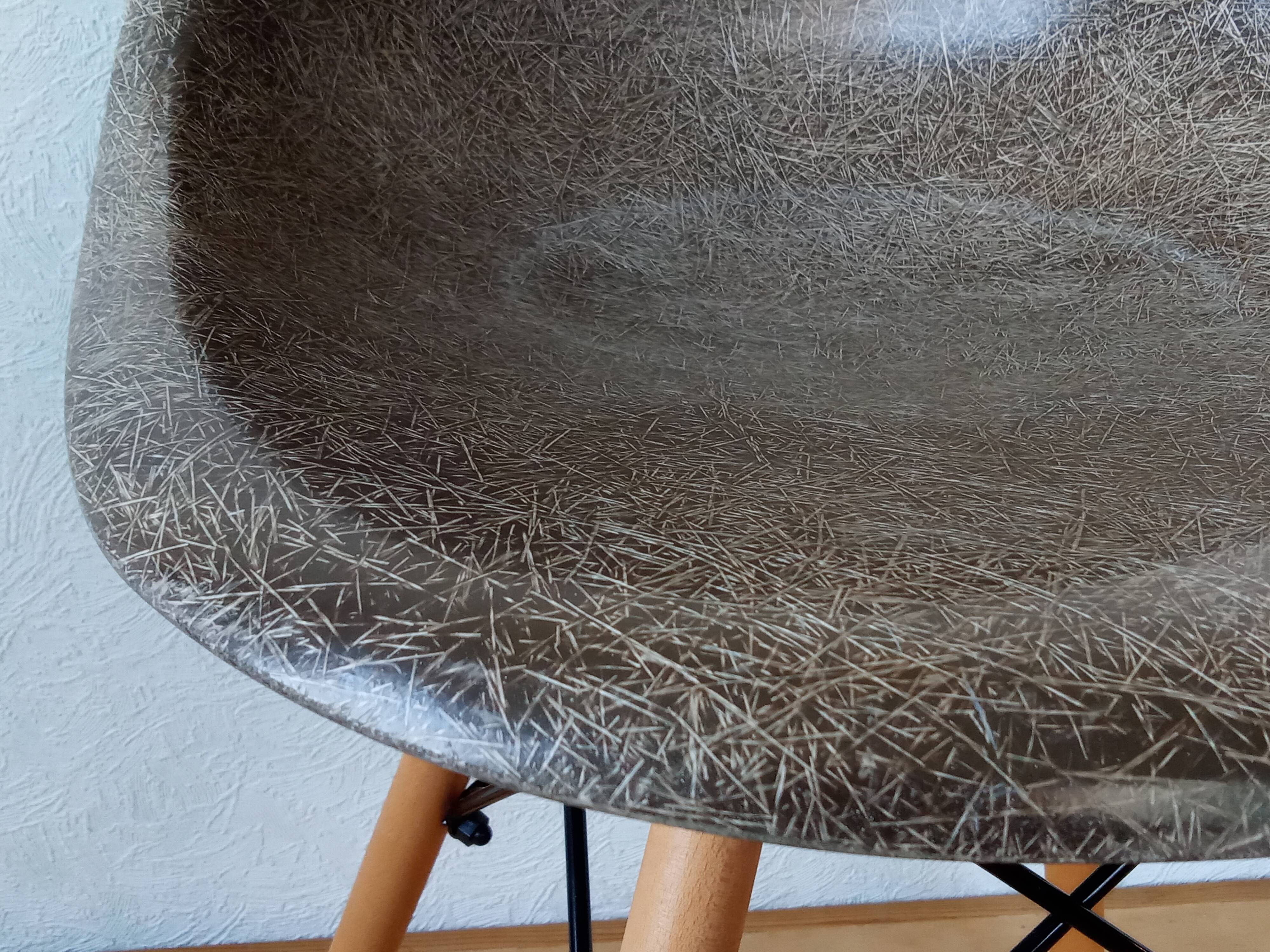 Eames DSW Fiberglass Chair