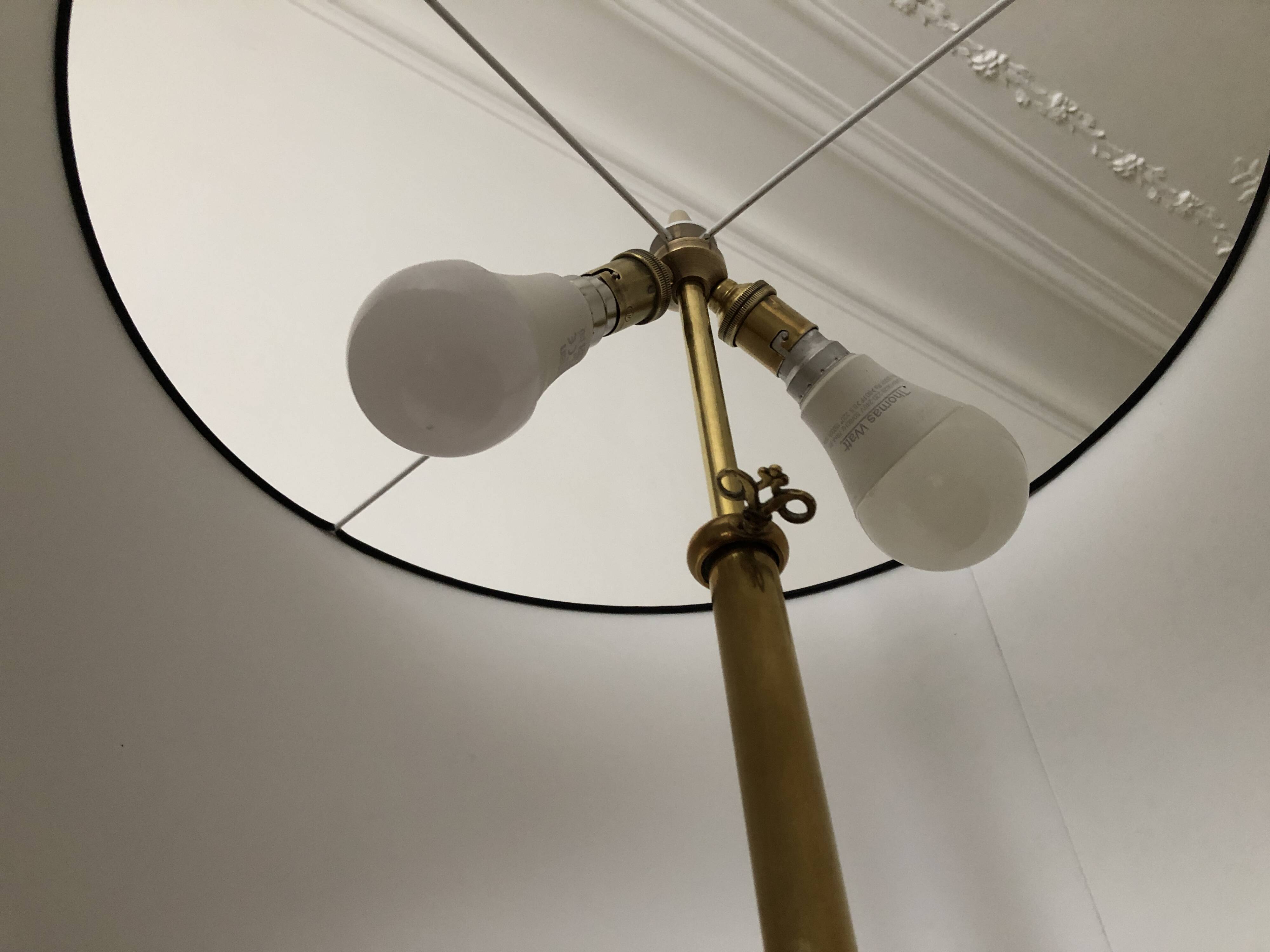 Tripod floor lamp with adjustable height and shelf from the 1960s.