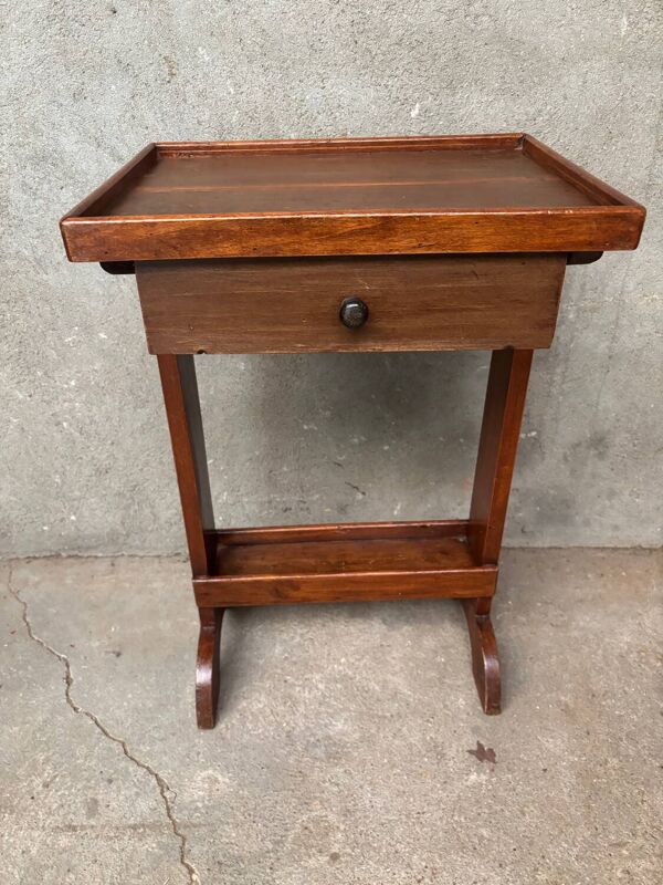 Guéridon vide poche ou table d’appoint en noyer
