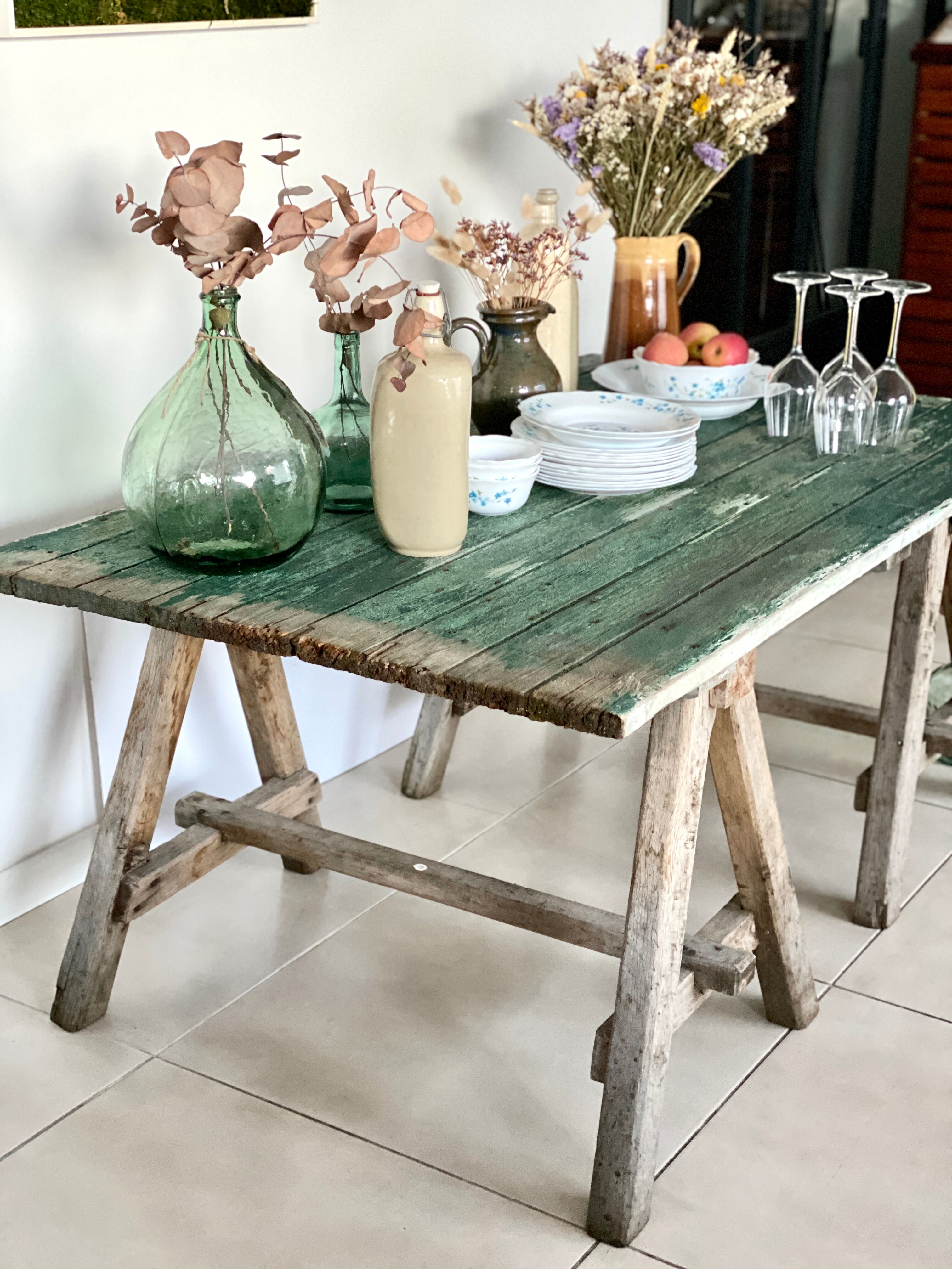 Table basse sur tréteaux anciens en bois