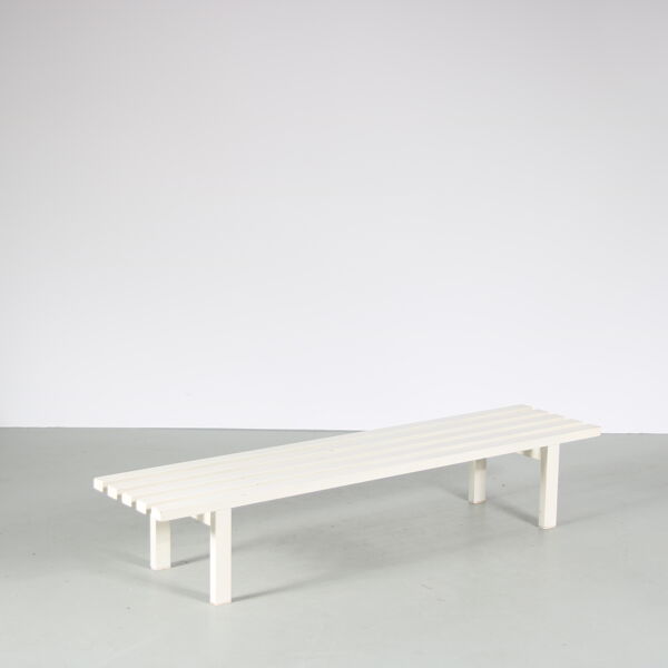 Banc à lattes en métal blanc des années 1970 des Pays-Bas