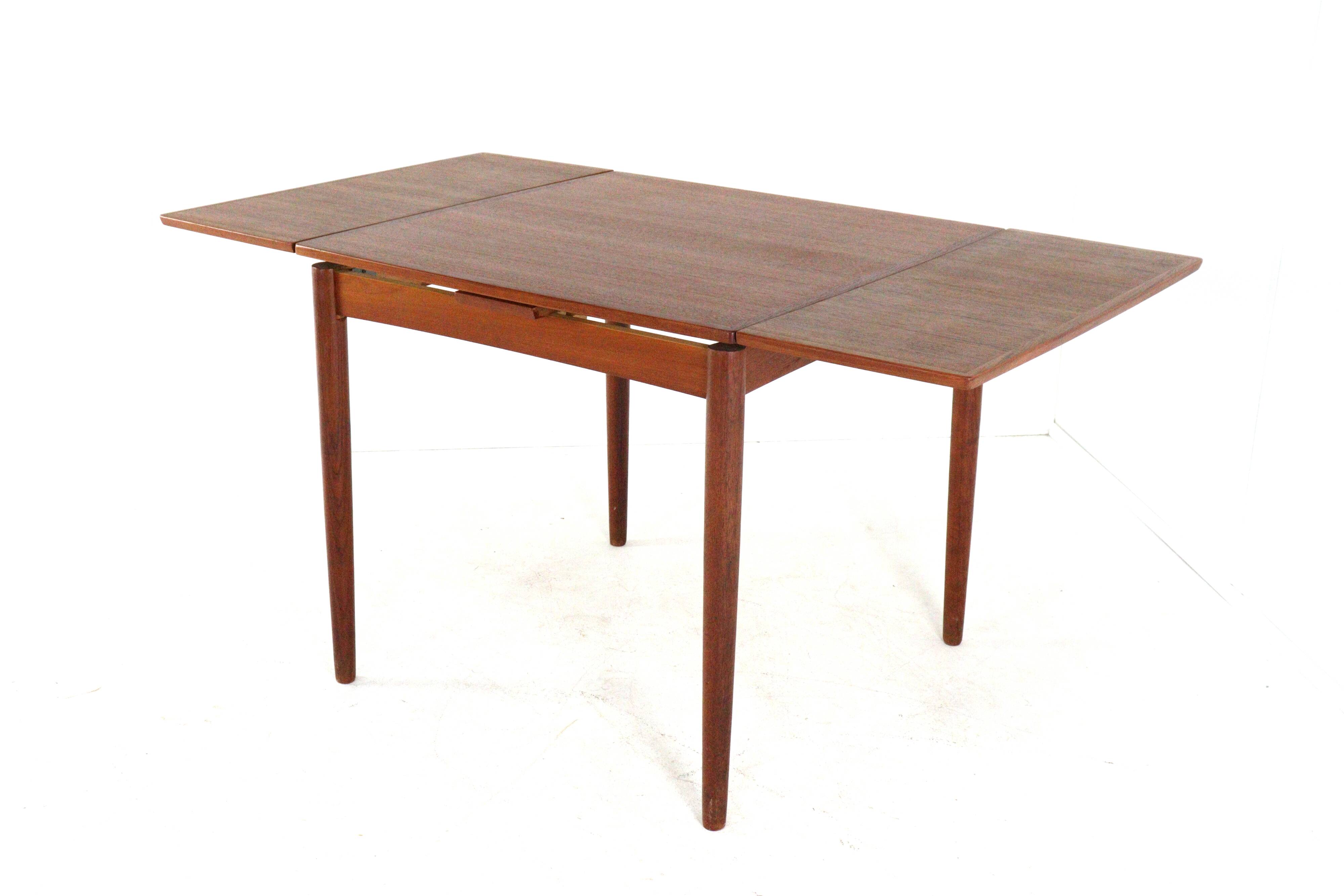 Compact Poul Hundevad for Hundevad & Co extendable dining table