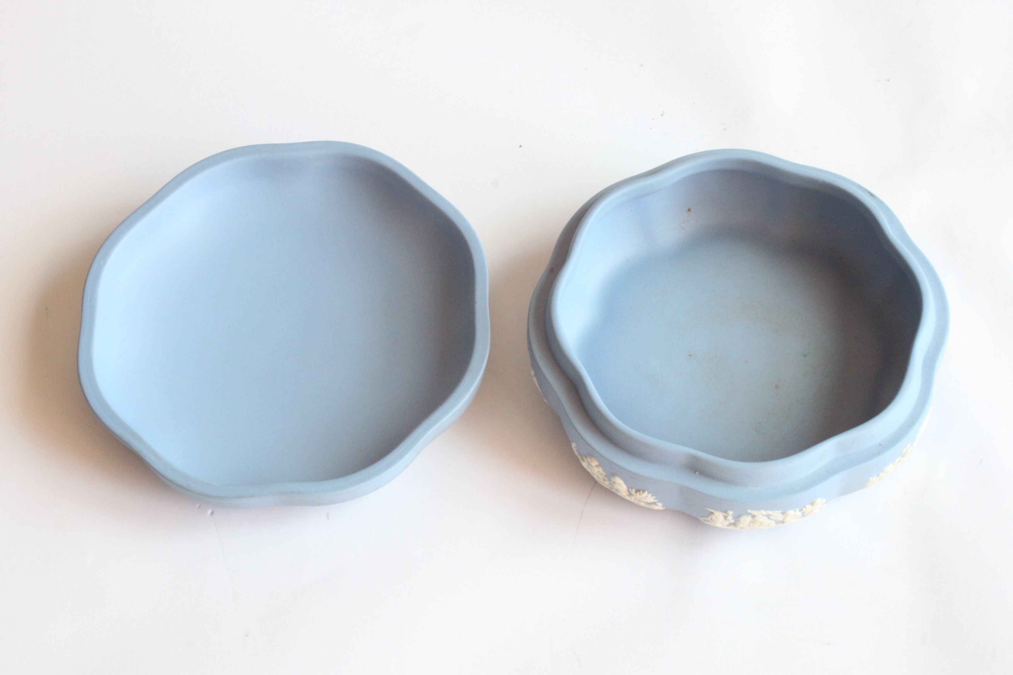 Wedgwood jasperware blue bonbonniere box, UK 1950s.