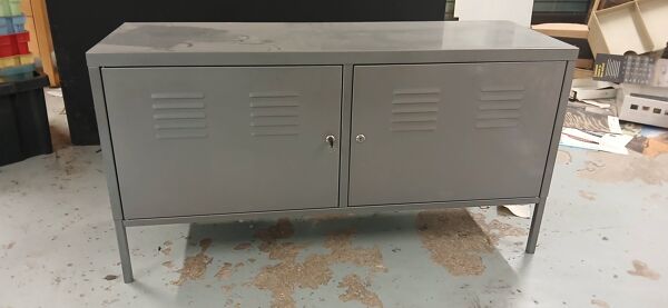 Petit meuble / enfilade indus  gris souris.