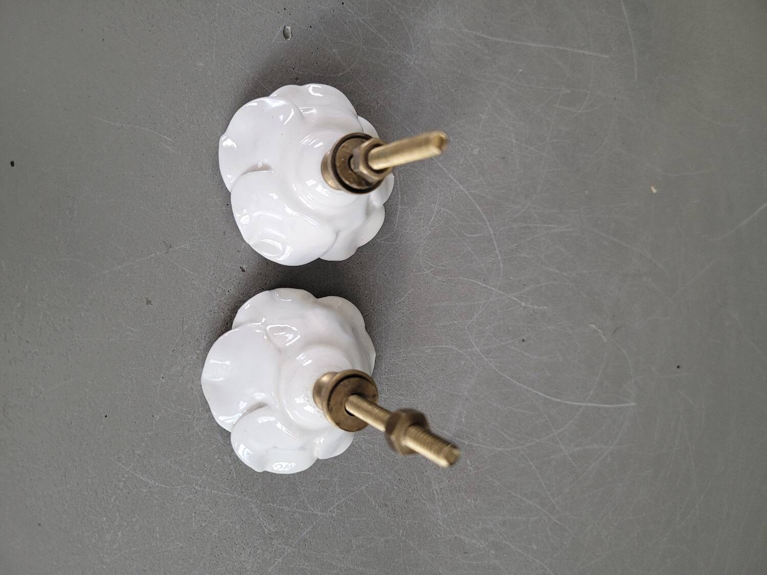 Paire de boutons de meubles en porcelaine