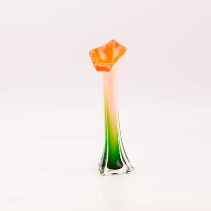 Vase en vert en forme de fleur vert et orange de style murano longiligne