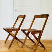 Deux chaises pliantes en bois vintage, vers 1960