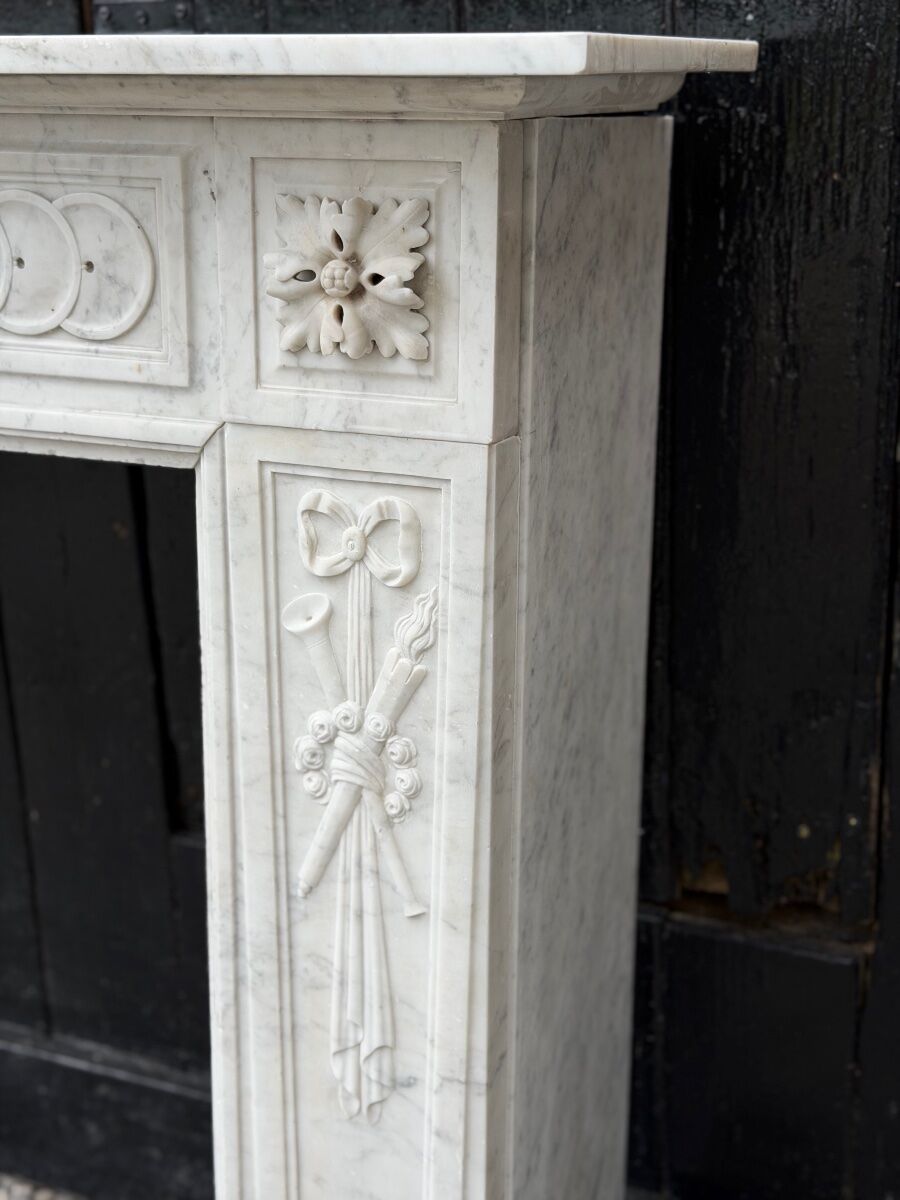 Louis XVI fireplace in Carrara marble, 18th century