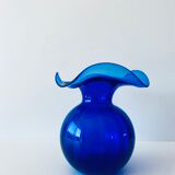 Vase bleu à collerette