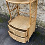 Meuble en rotin pour véranda.