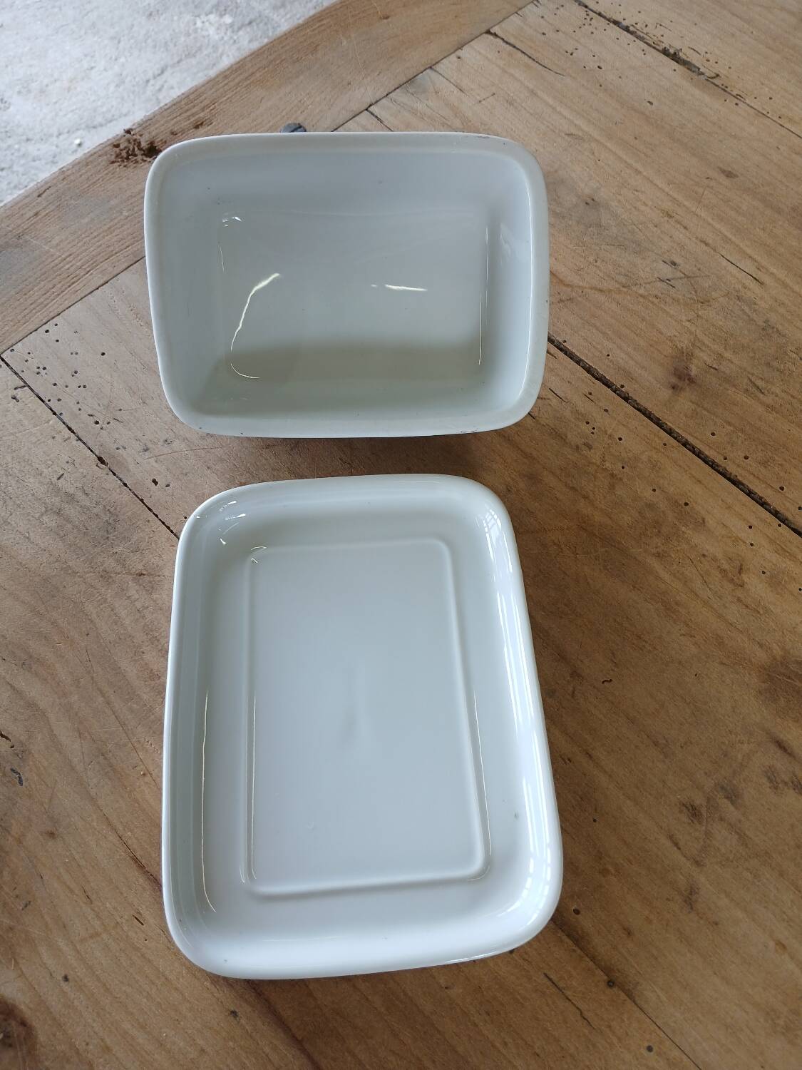 Beurrier en faïence blanche
