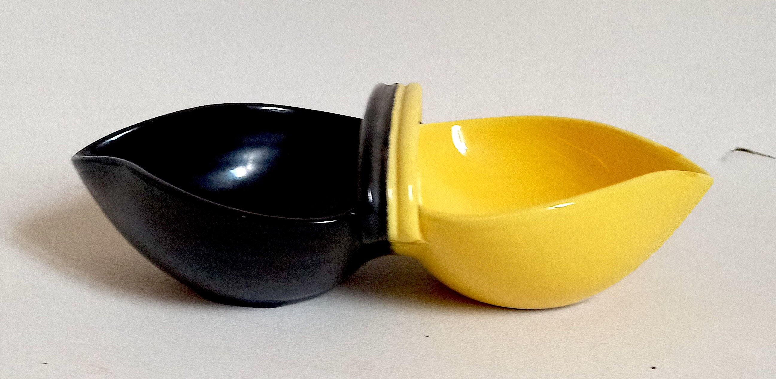 Double two-tone ramekins black yellow 50s