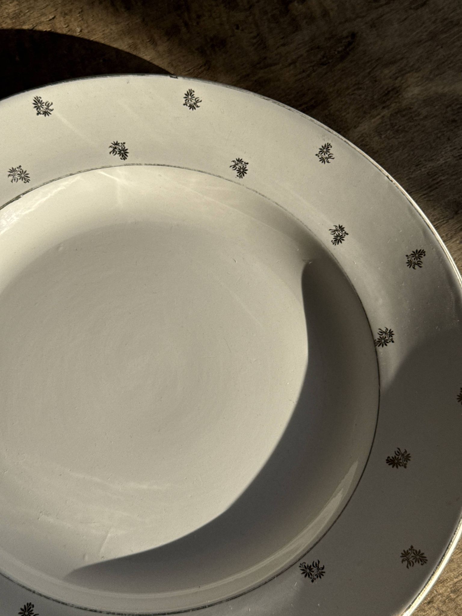 Plat circulaire modèle Nico doré Digoin Sarreguemines D30,5