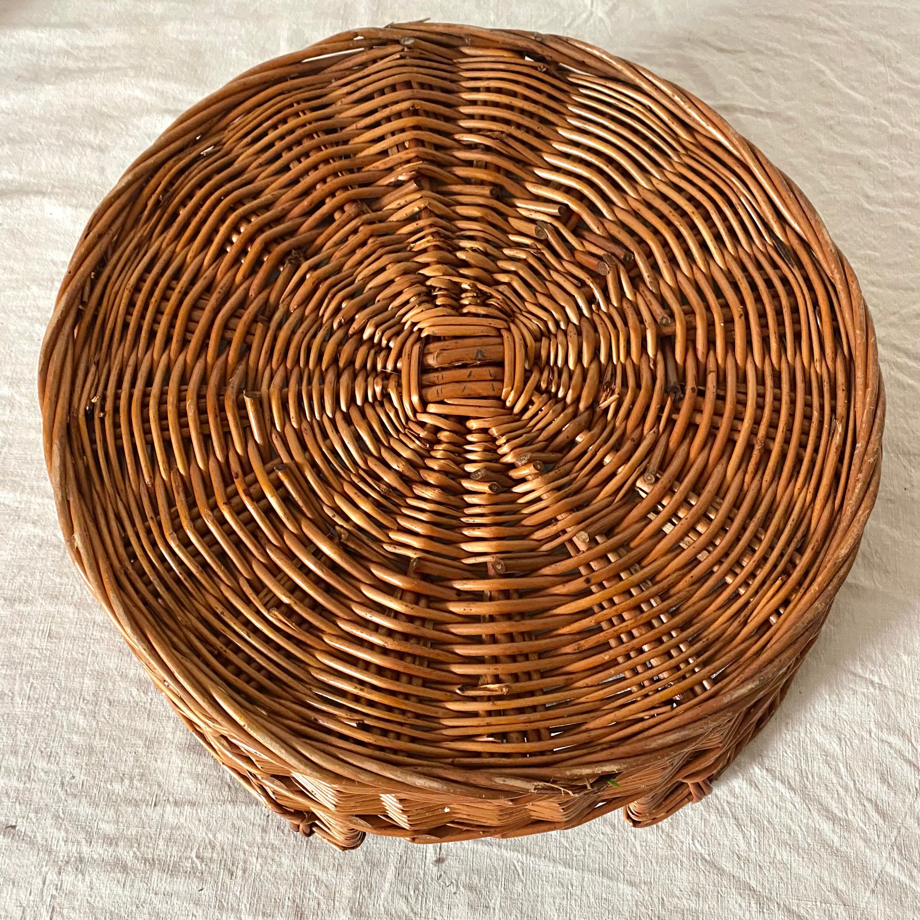 Woven wicker cat basket