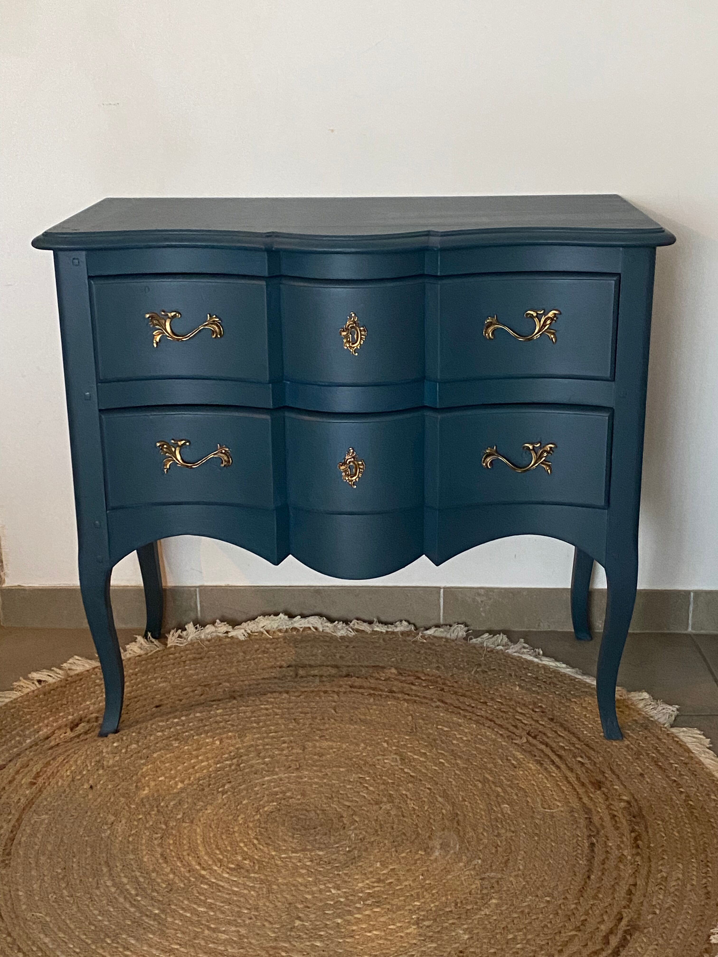 Antique chest of drawers