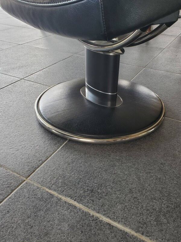 1 fauteuil Stressless modèle Jazz - cuir noir et son ottoman