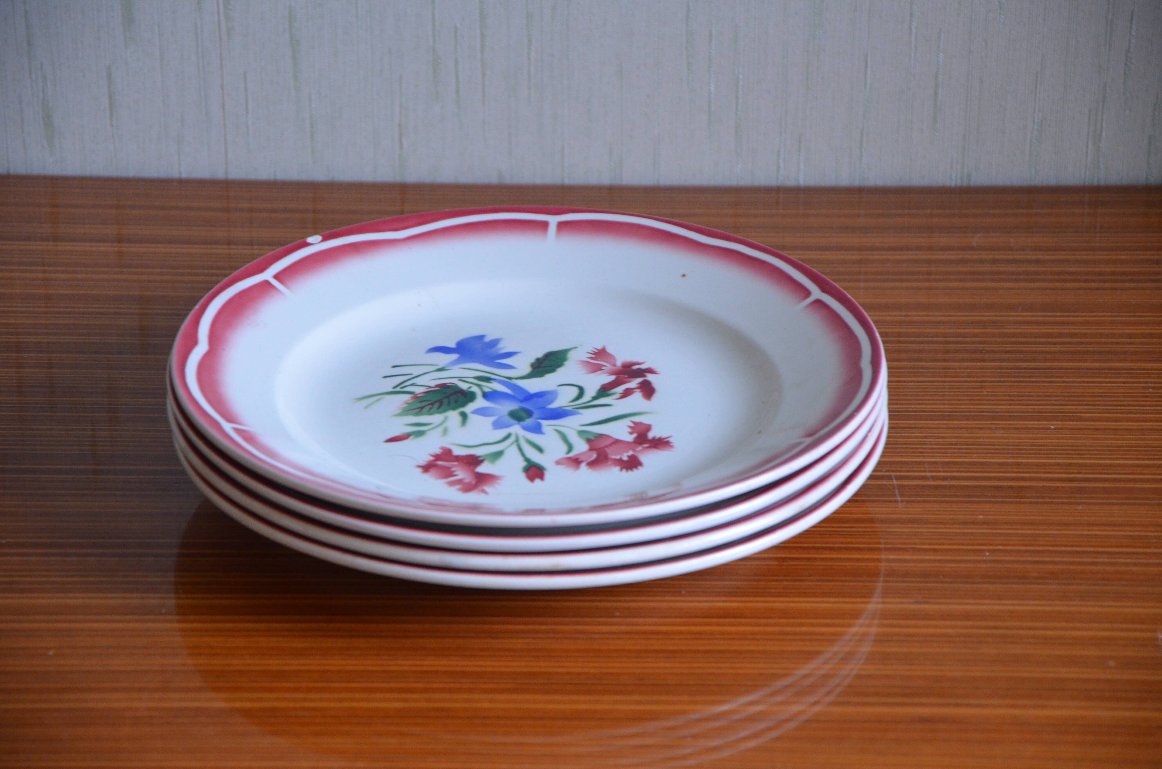 Lot of 4 Sarreguemine plates, José collection