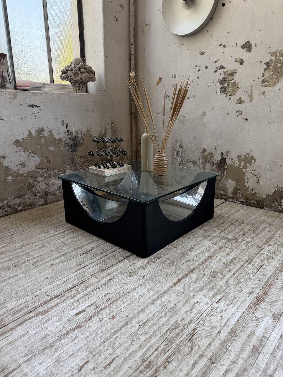 Table basse socle moulé et chrome, années 70