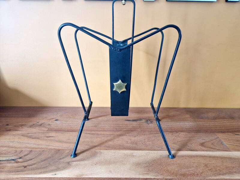 Jacques Adnet (1900-1984) - Black lacquered metal and brass magazine rack