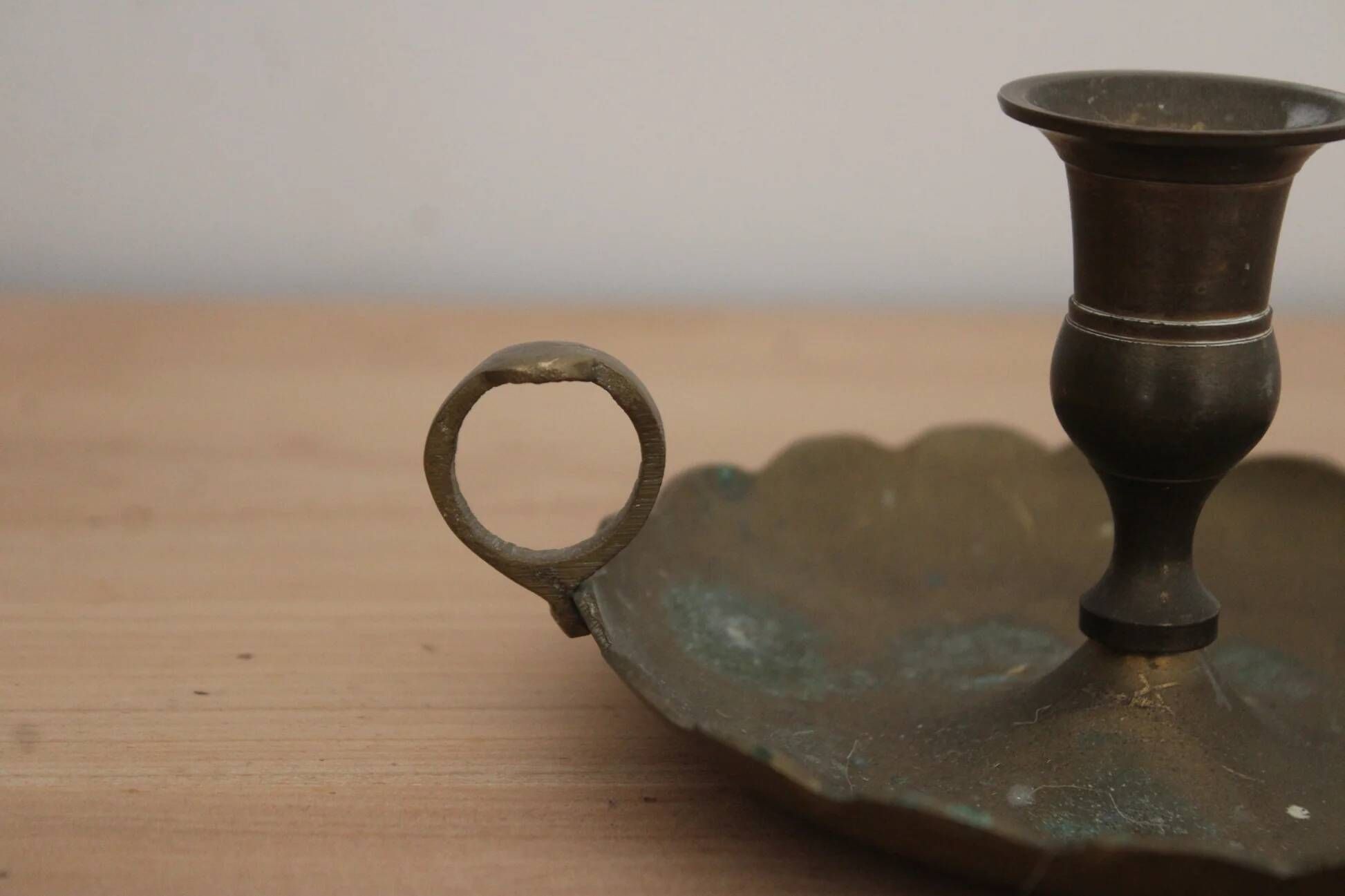Antique hand candlestick in patinated brass – Vintage cellar rat