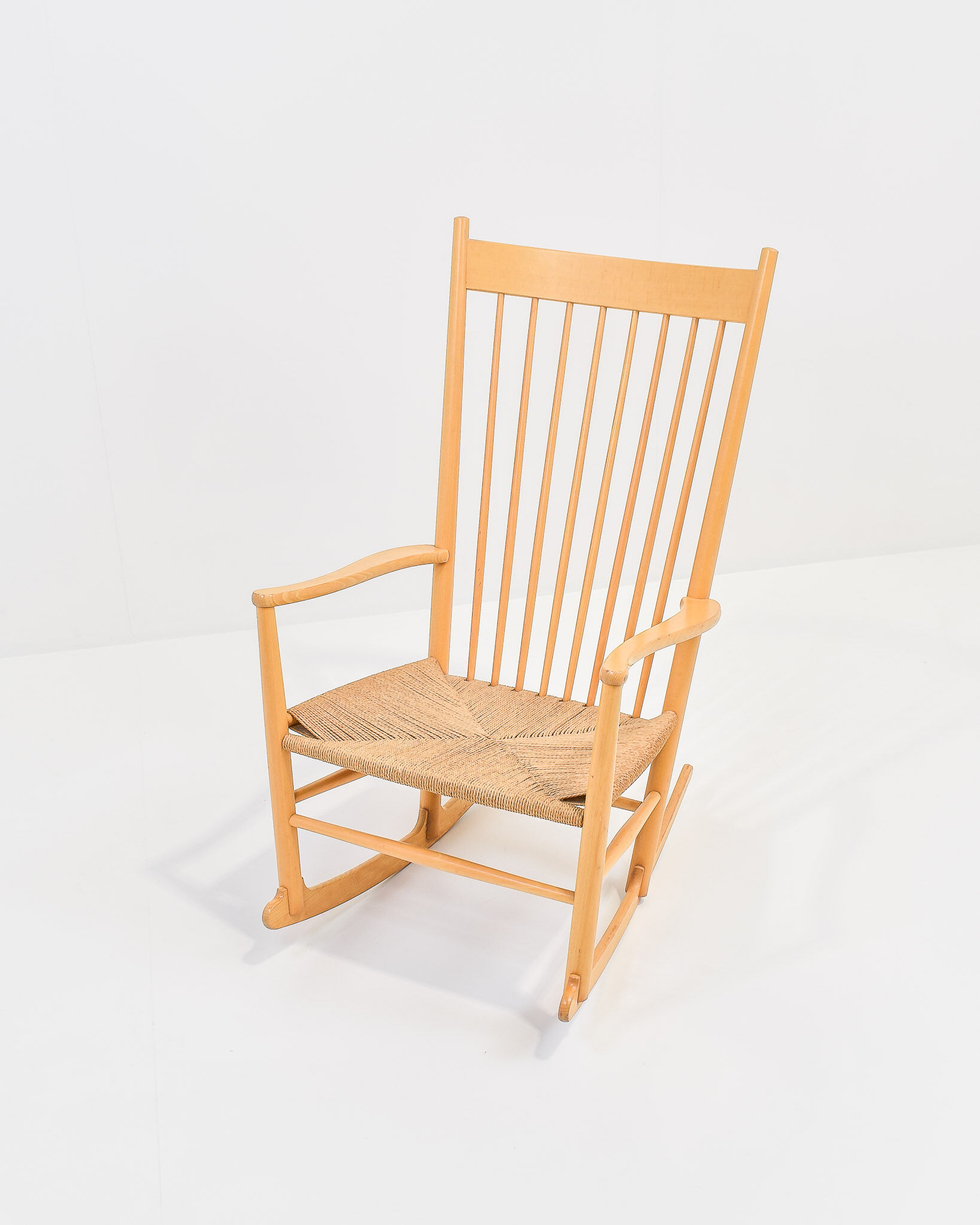 Rocking-chair J16 par Hans Wegner pour Fdb Møbler