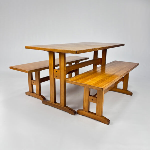 Table et deux bancs en pin scandinave, 1960s